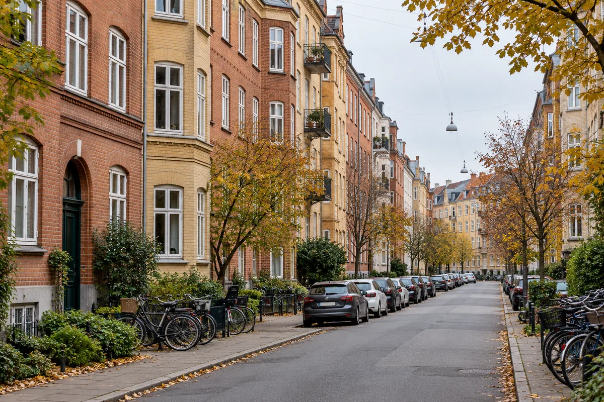 Murstensejendomme og cykler langs en almindelig dansk boliggade